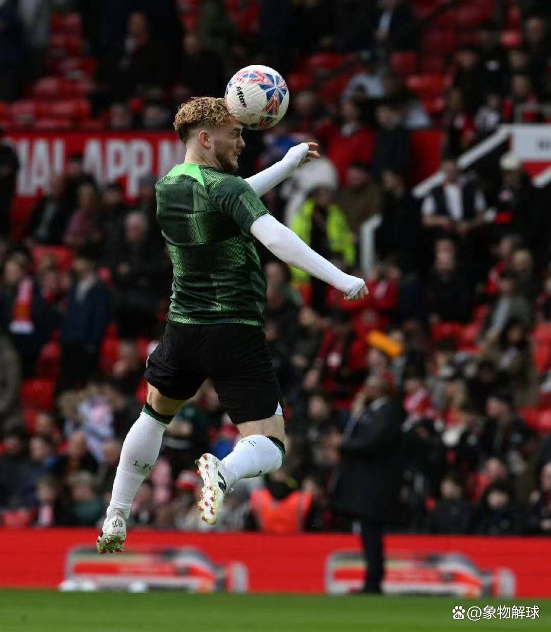 爱游戏-比赛局势复杂引发热议！，德罗巴在利物浦比赛中晋级下一阶段赛场气氛高涨